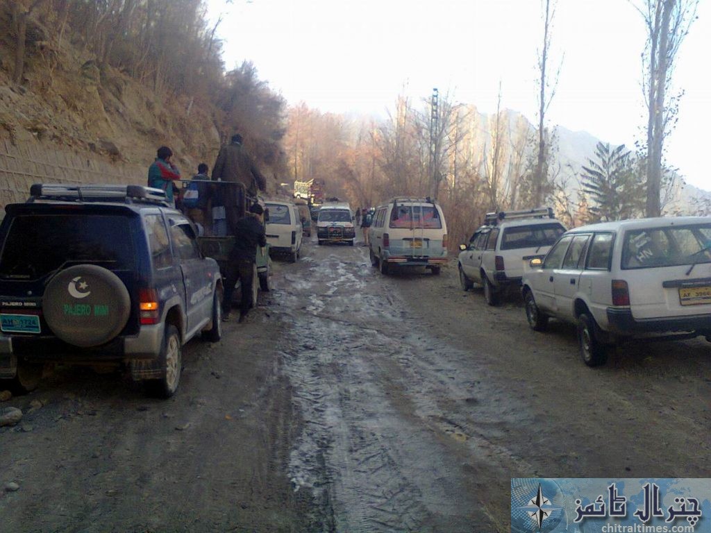 بونی پل سے ٹیلی فون ایکس چینچ تک سڑک پھسلن کی وجہ سے انتہائی دشوار ہوگیا ہے ۔ نوٹس لیا جائے۔