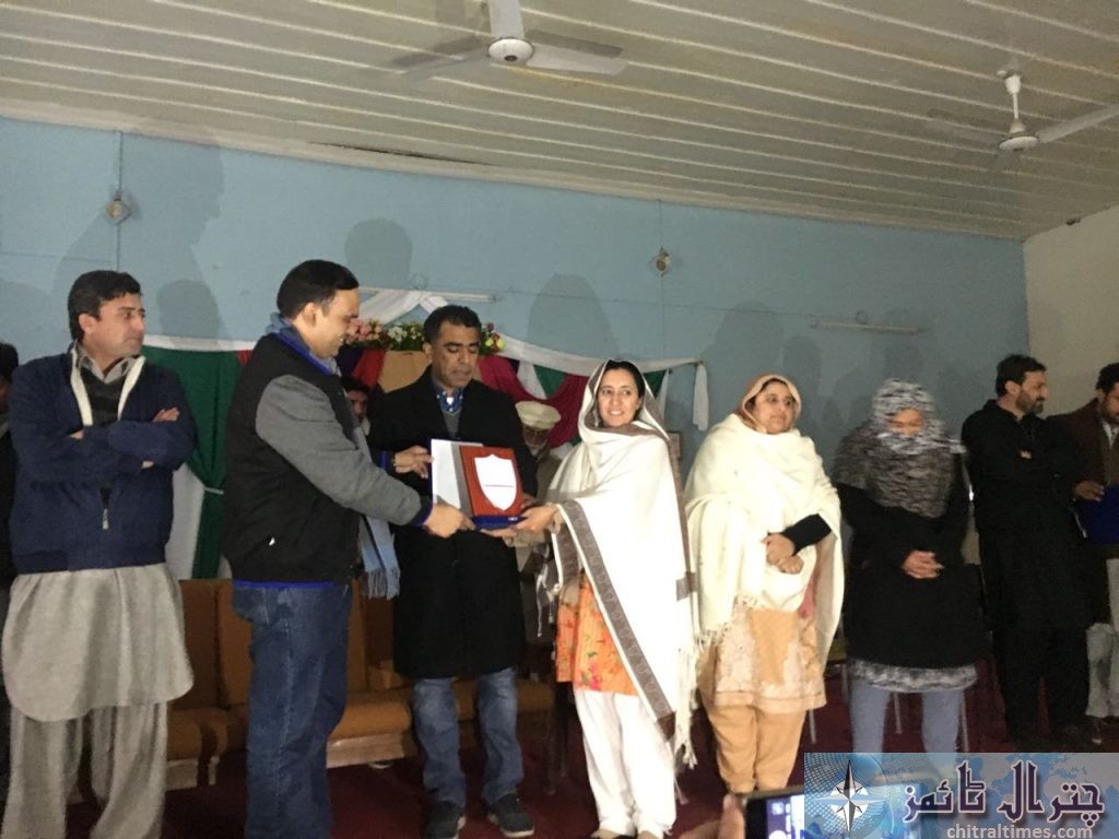 چترال میں پہلی دفعہ ورکنگ ویمن کیلئے کھلی کچہری کا انعقاد، مختلف شعبوں میں نمایاں کاکردگی پر ایوارڈ سے نوازا گیا