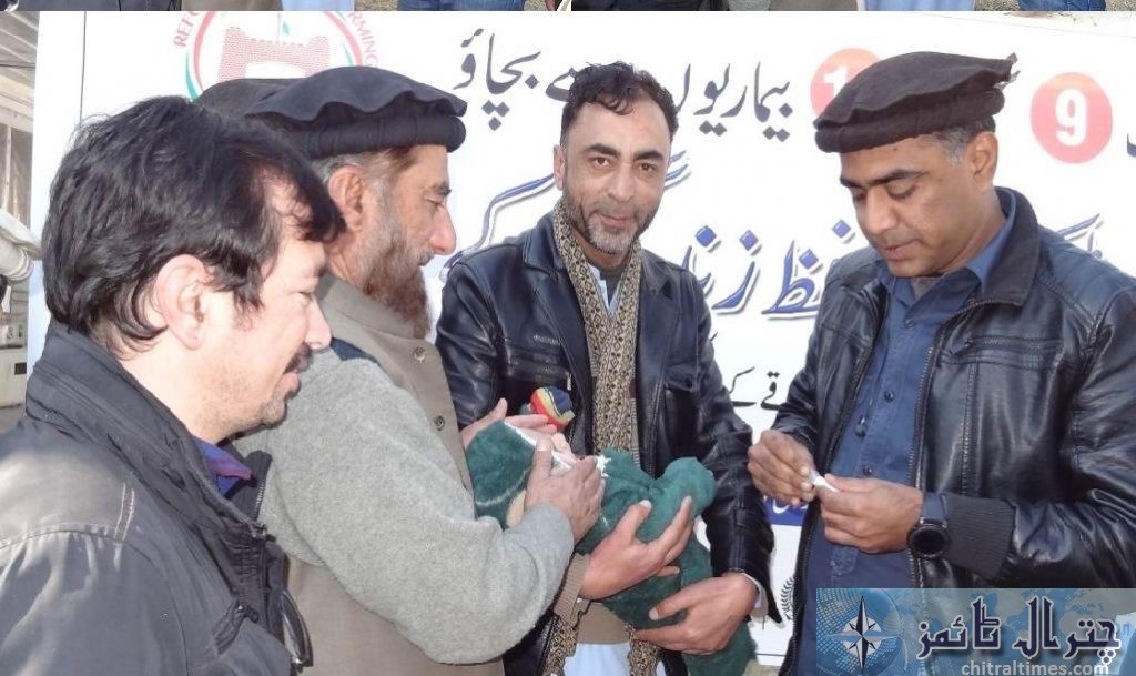 چترال میں 10بیماریوں سے بچاؤ کے لئے ٹیکے لگوانے کی مہم شروع، ڈپٹی کمشنر نے افتتاح کیا