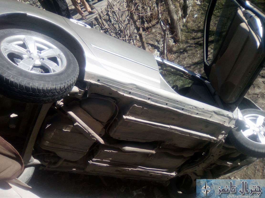 چترال جغور کے مقام پر گاڑی کو حادثہ ، سوار افراد معجزانہ طور پر بچ گئے