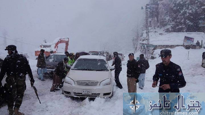 chitral police trying to cross the passenger stuck vehicles near Lowari tunnel due to heavy snow fall here on Monday pic Saif ur Rehman Aziz