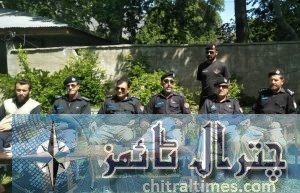 Chitral SP investigation Tariq Karim talking to media after arrest accused Maqbol Ahmad pic by Saif ur Rehman Azizi