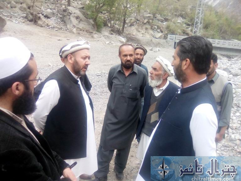 چترال شہر کے پانی کی کمی کو دور کرنے کے حوالے سے ضلع ناظم اور ایکسین کا گولین میں واٹر سپلائی سکیم کا دورہ