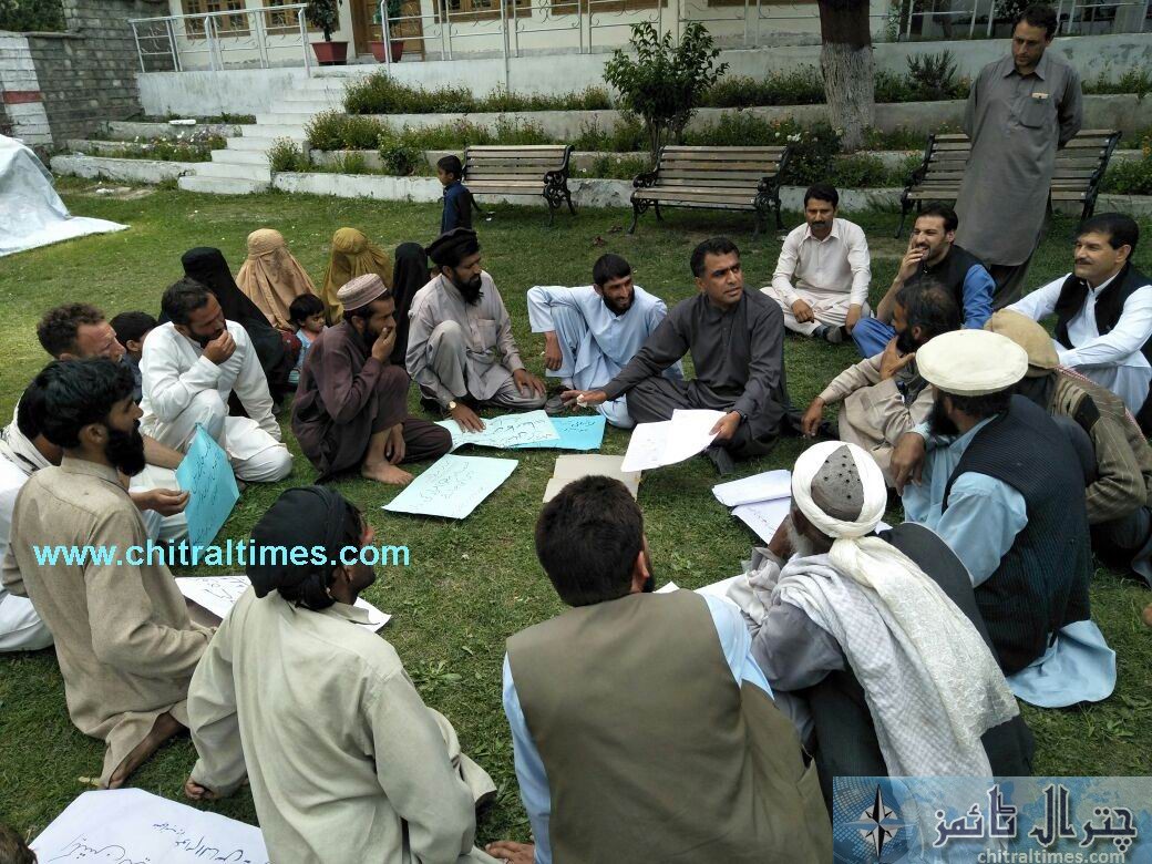 shishikoh roylty victims protest in front of DC office Chitral