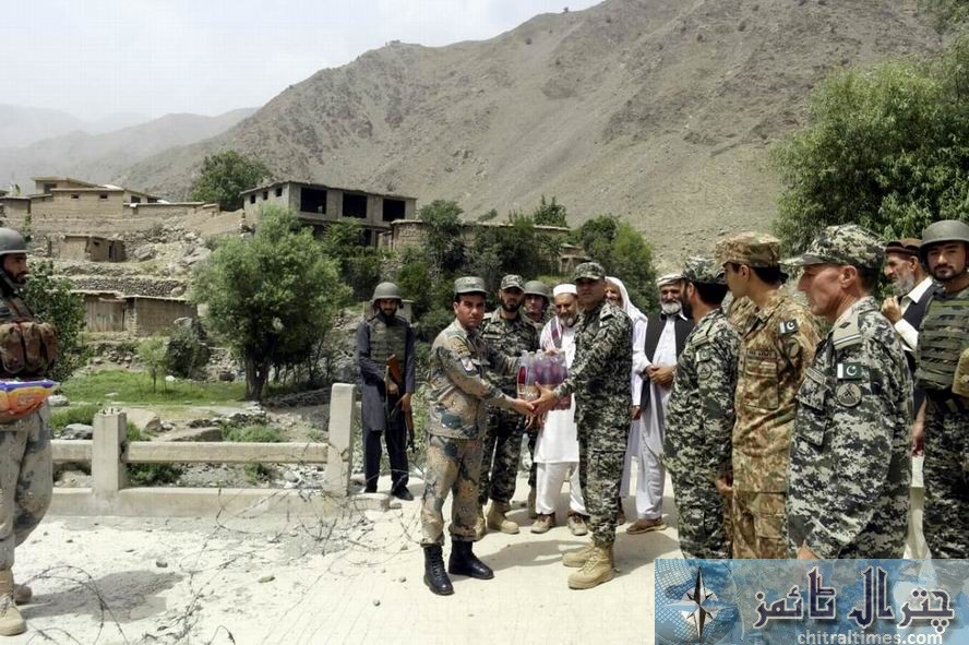 pak army and afghan forces exchanged sweets in arnadu border chitral 1