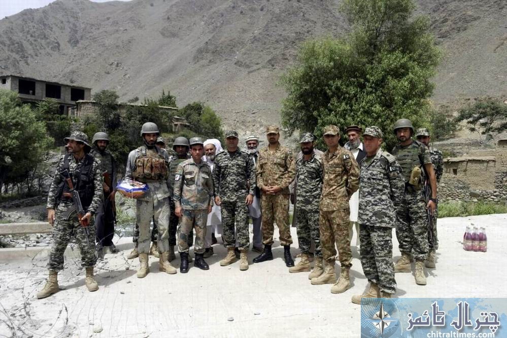 pak army and afghan forces exchanged sweets in arnadu border chitral 2