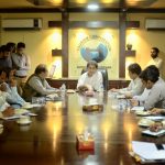 سینئر صوبائی وزیرعاطف خان محکمہ سیاحت خیبرپختونخوا کے کانفرنس روم میں دورے کے موقع پر بریفنگ میں بات چیت کررہے ہیں