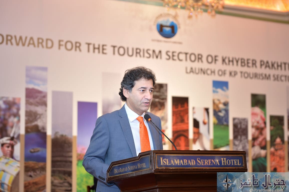 صوبائی وزیر عاطف خان سیاحت سے متعلق منعقدہ ورکشاپ میں شرکاء سے خطاب کررہے ہیں