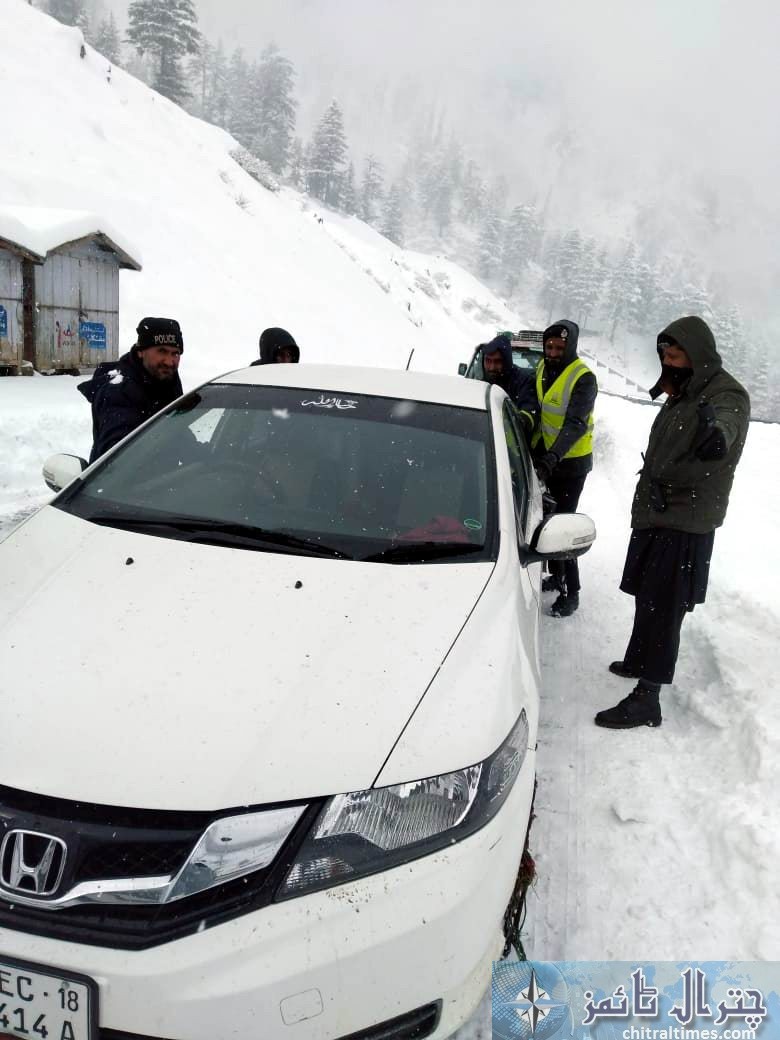 chitral police help at lawari tunnel area 1