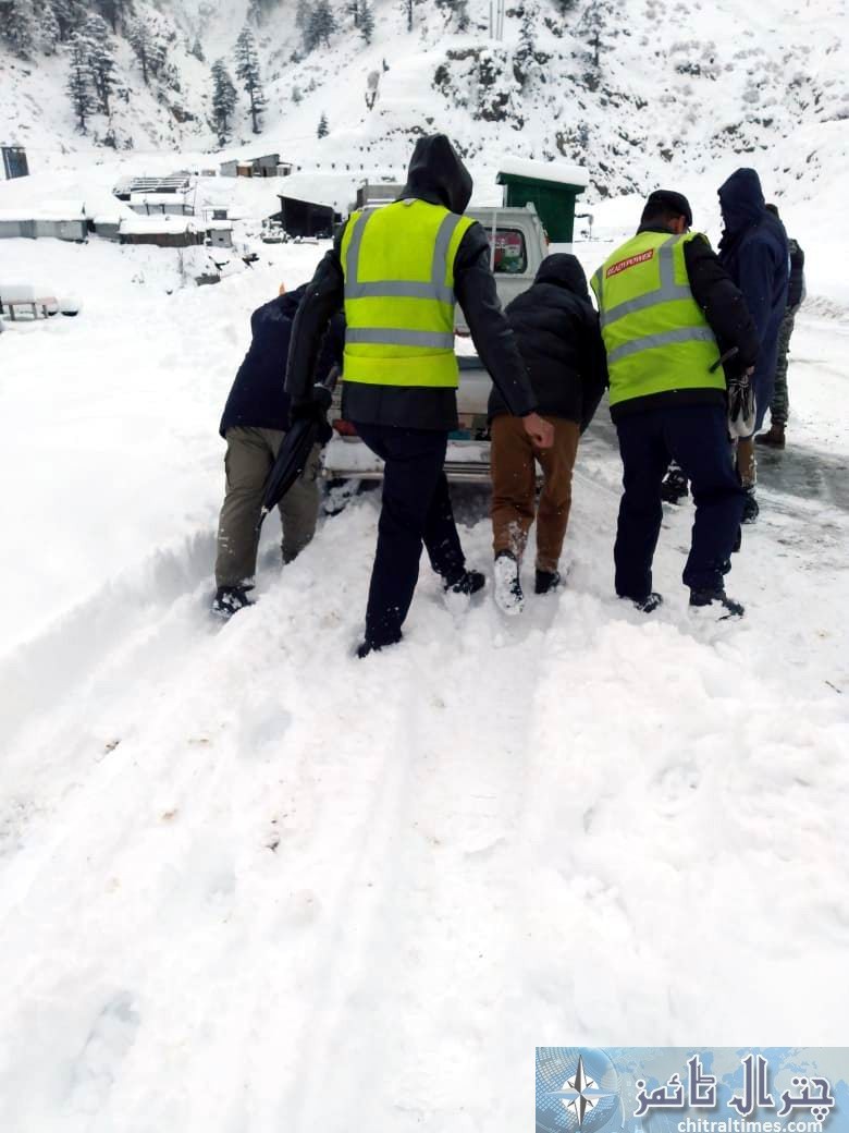 chitral police help at lawari tunnel area 2