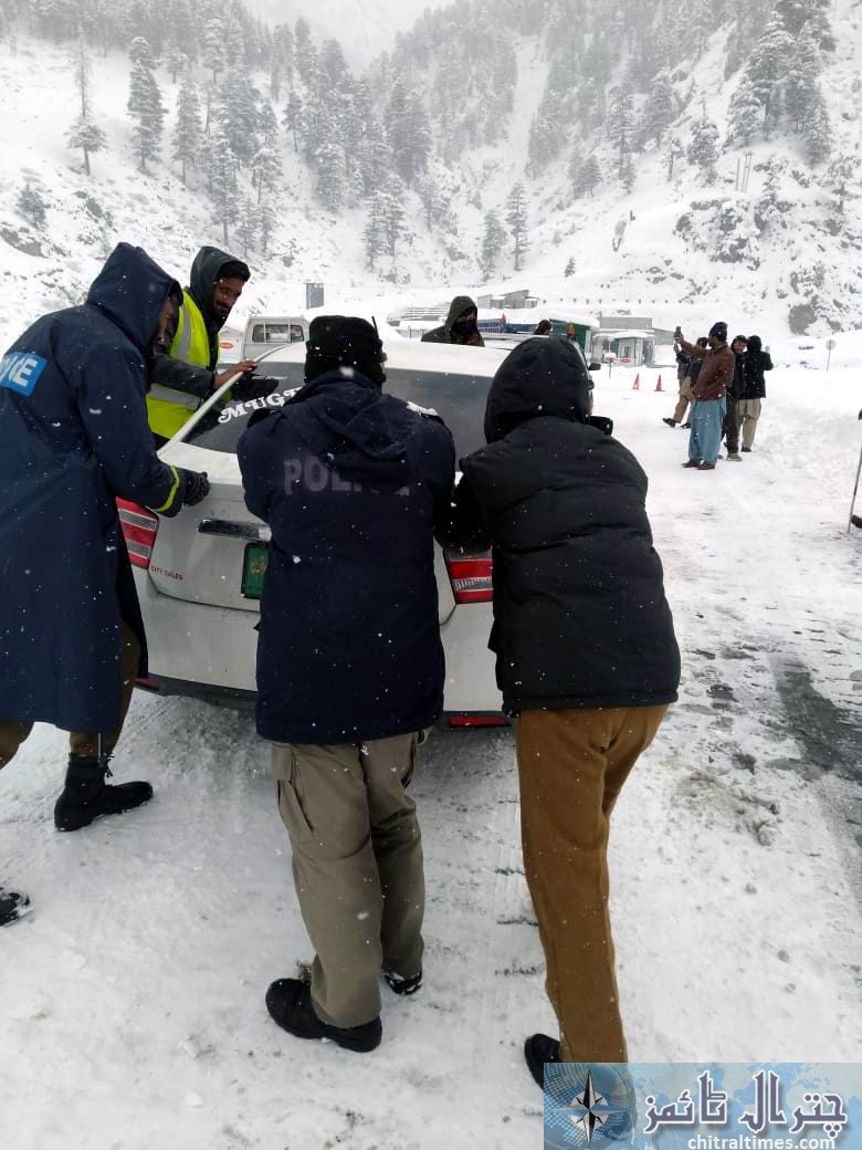 chitral police help at lawari tunnel area 3