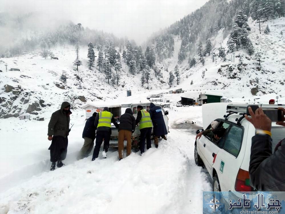 chitral police help at lawari tunnel area 4