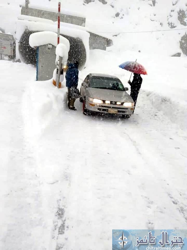 chitral police trafic during snowfall 2