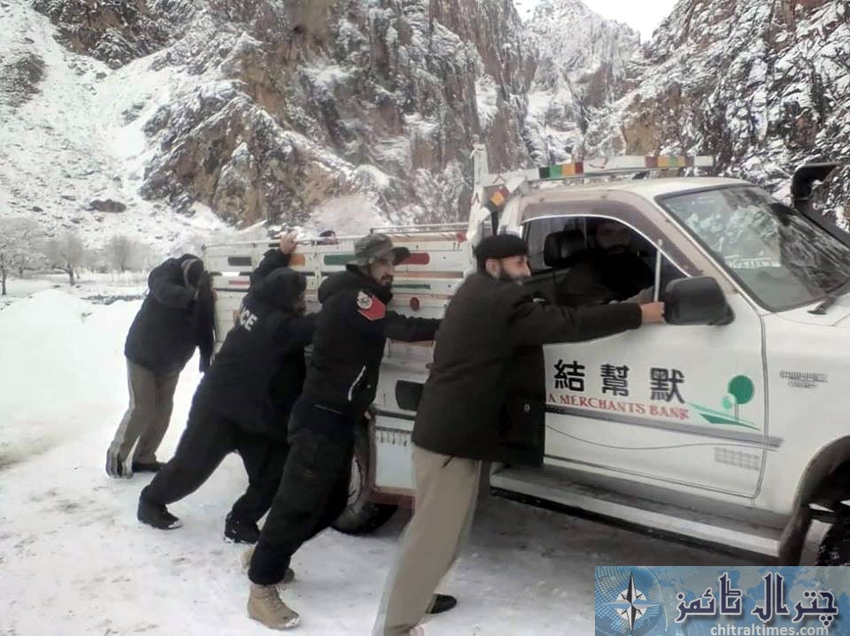 chitral police trafic during snowfall 3