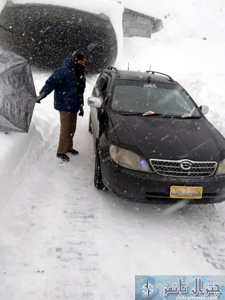 chitral police trafic during snowfall 4