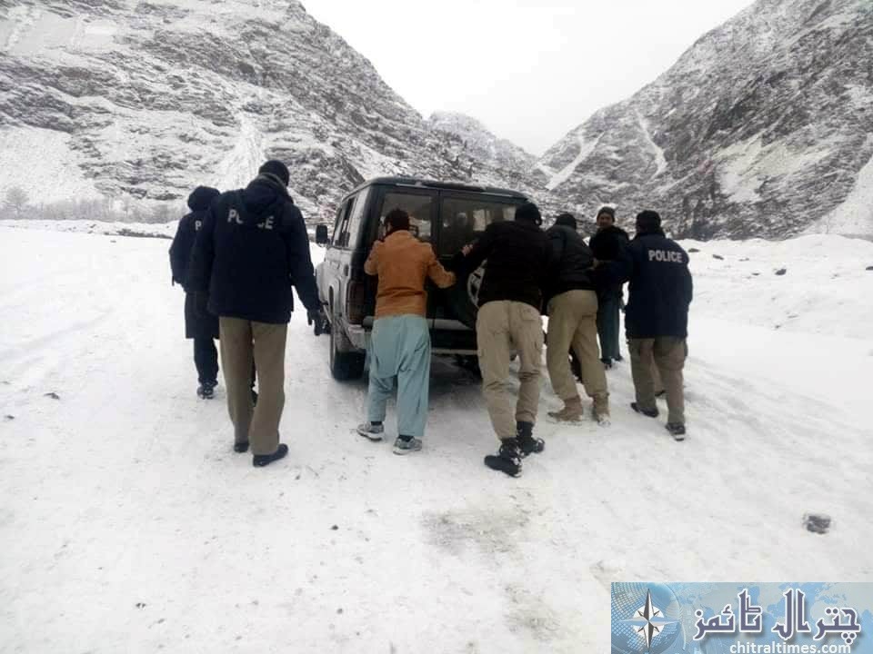 chitral police trafic during snowfall 5