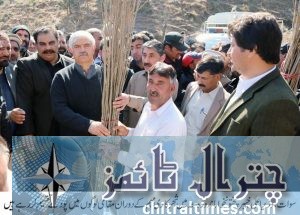 CM Photo givng plants to growers for forestation campaing