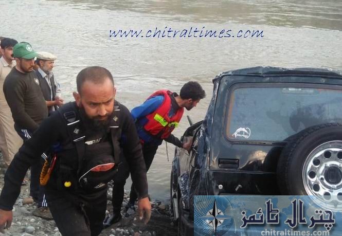 گزشتہ ہفتے  حادثہ کا شکار سلمان احمد کی گاڑی دریا چترال سے نکال لی گئی