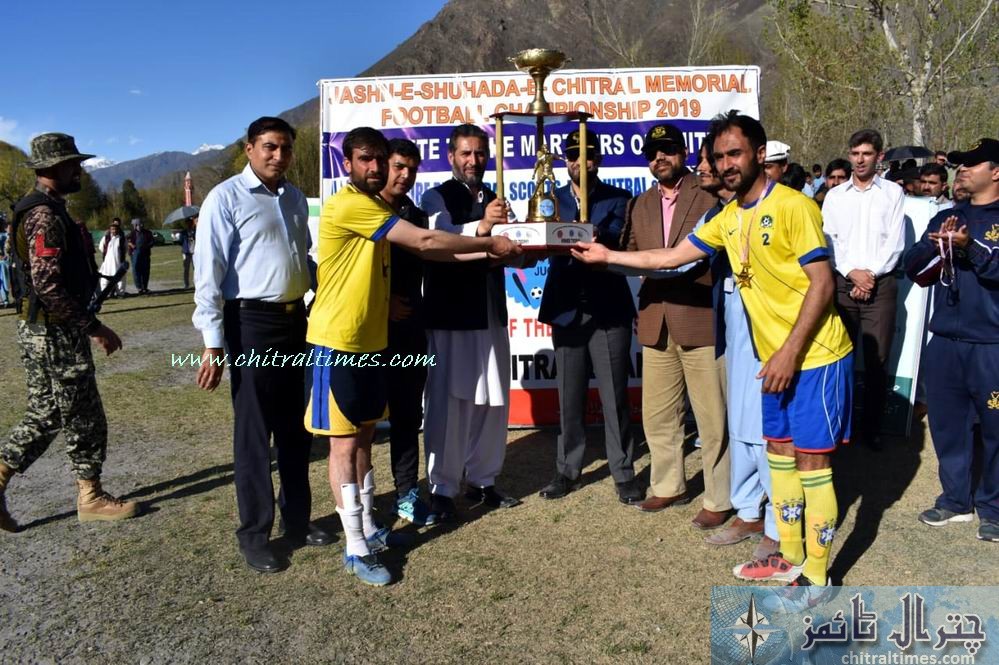 shohada memoral footbal tournamnet chitral final winner danin team receiving trophy