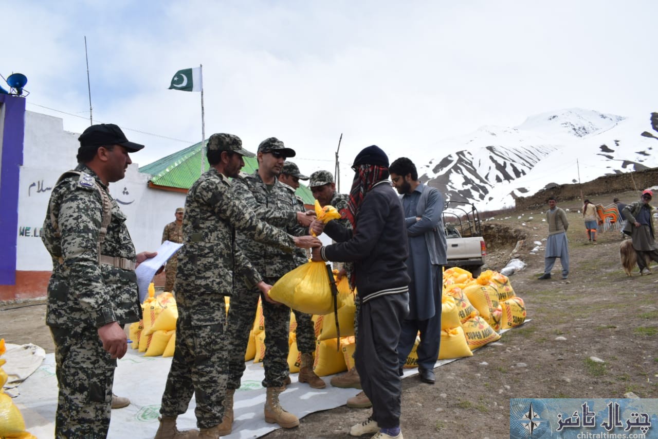 pak army and chitral scouts distributes rashion in Broghil 2