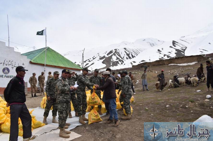 pak army and chitral scouts distributes rashion in Broghil 7 1