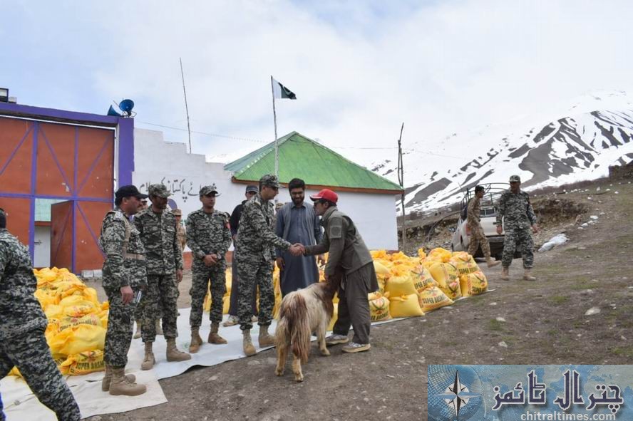 pak army and chitral scouts distributes rashion in Broghil 8