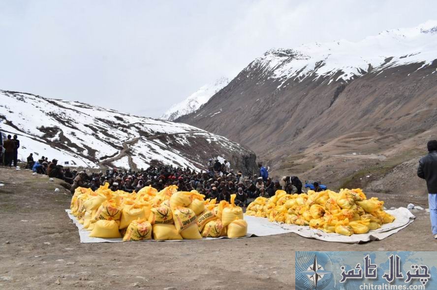 pak army and chitral scouts distributes rashion in Broghil 9