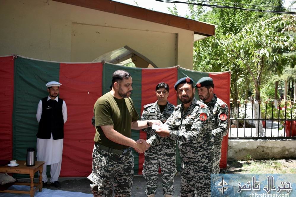 Chitral polo A team given prizes by Comdt CS 1