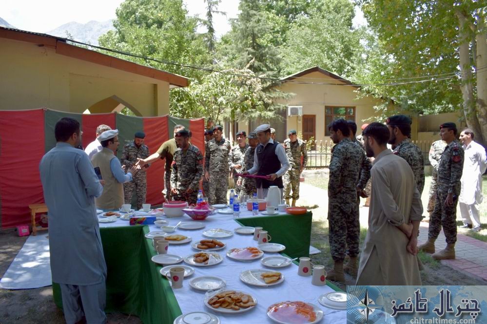 Chitral polo A team given prizes by Comdt CS 2