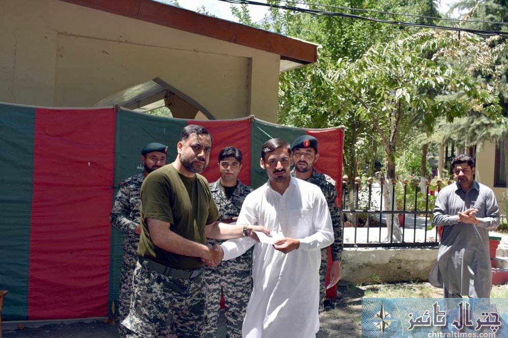 Chitral polo A team given prizes by Comdt CS 4