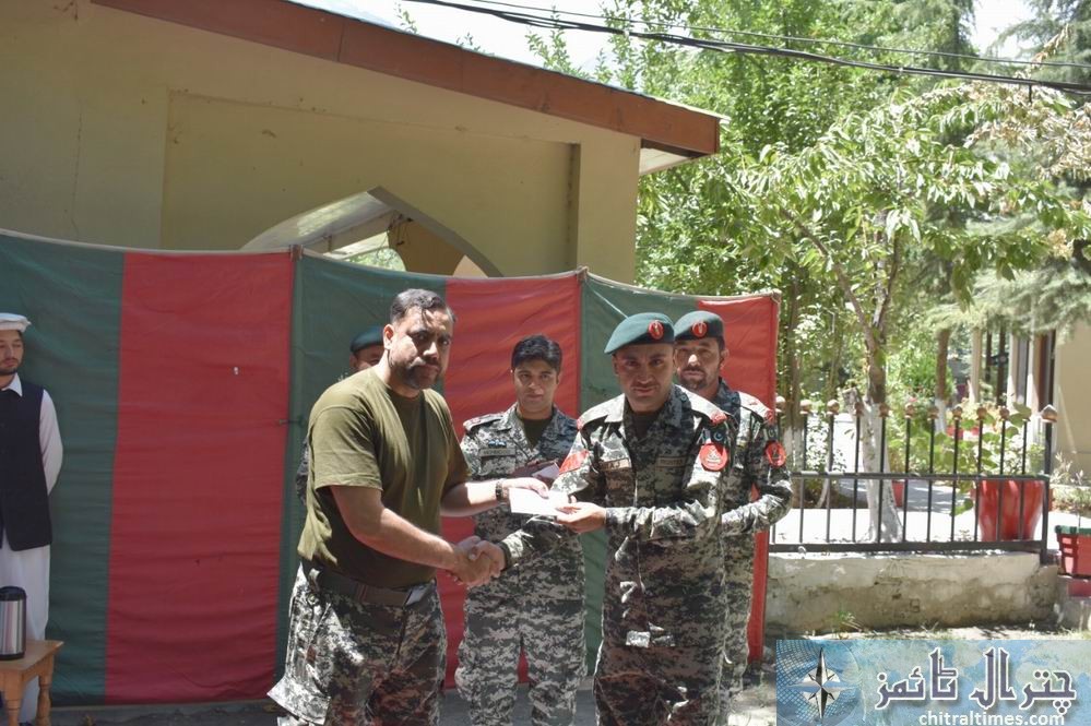 Chitral polo A team given prizes by Comdt CS 6