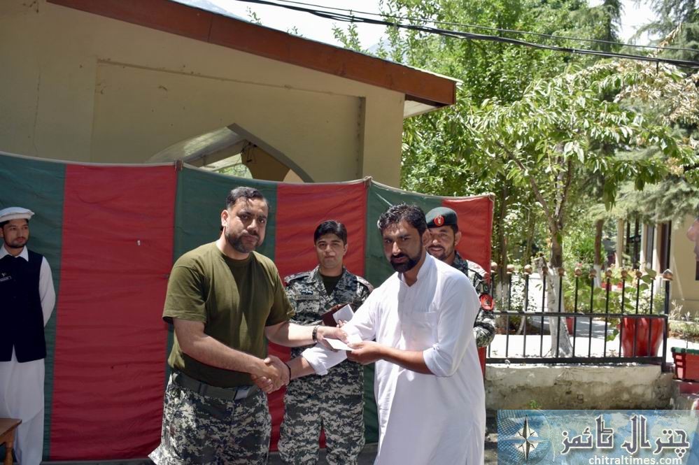 Chitral polo A team given prizes by Comdt CS 7