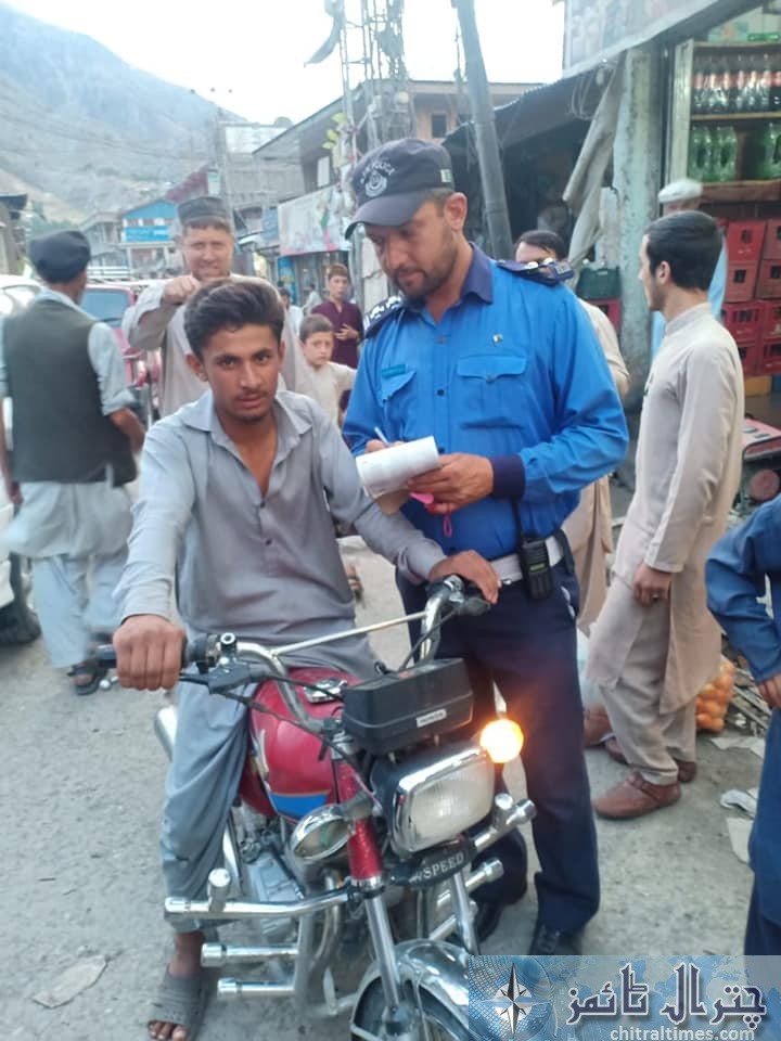Chitral trafic police crack down during eid holidays3