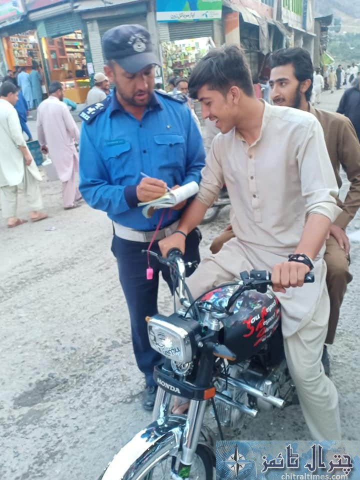 Chitral trafic police crack down during eid holidays4