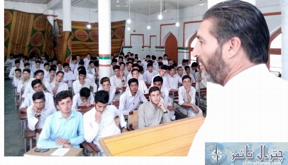 Zilla nazim Chitral distributes laptop among students 3