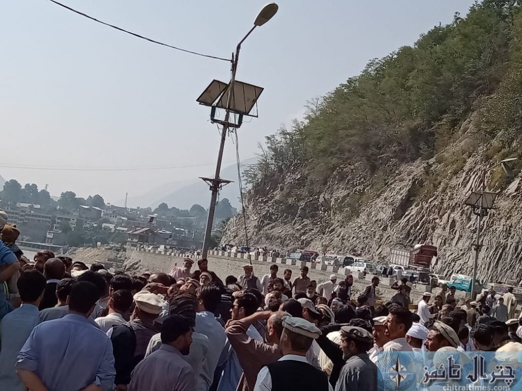 chitral protest for restoration of water supply scheme 6
