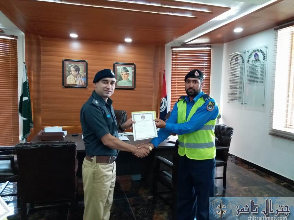 dpo police chitral wasim distributed award among jawan 1
