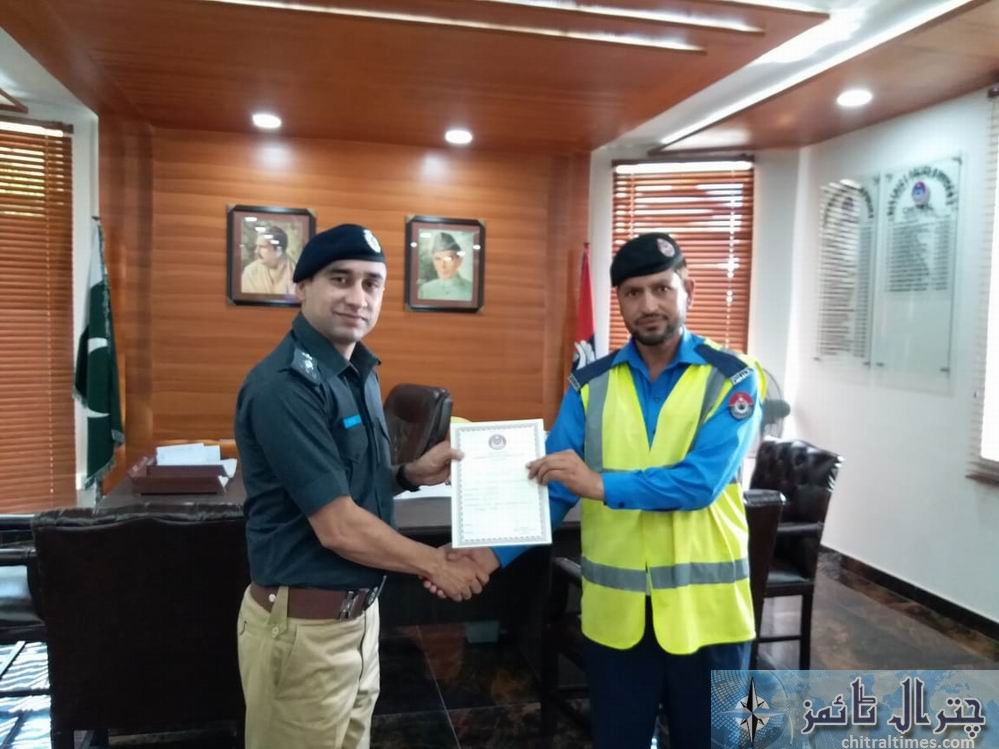 dpo police chitral wasim distributed award among jawan 3