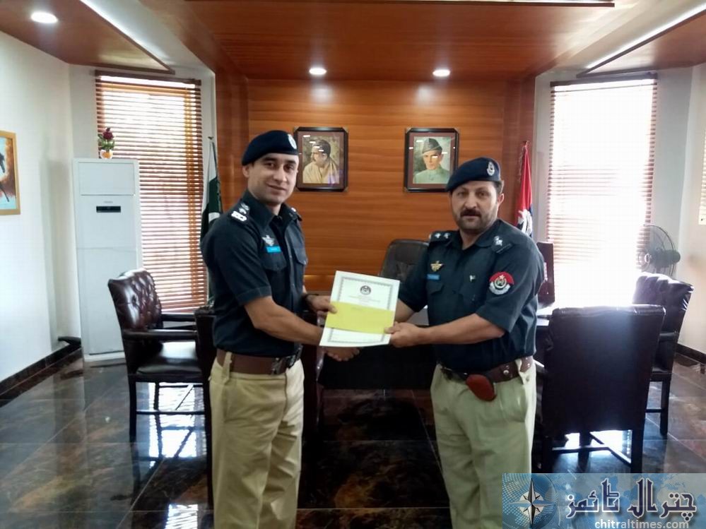 dpo police chitral wasim distributed award among jawan 4
