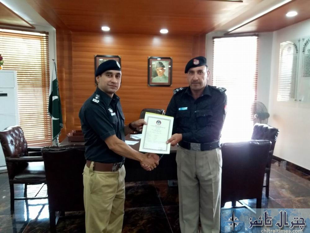 dpo police chitral wasim distributed award among jawan 7
