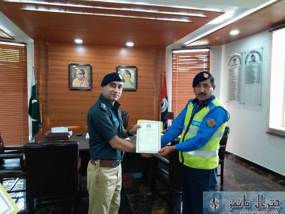 dpo police chitral wasim distributed award among jawan 8