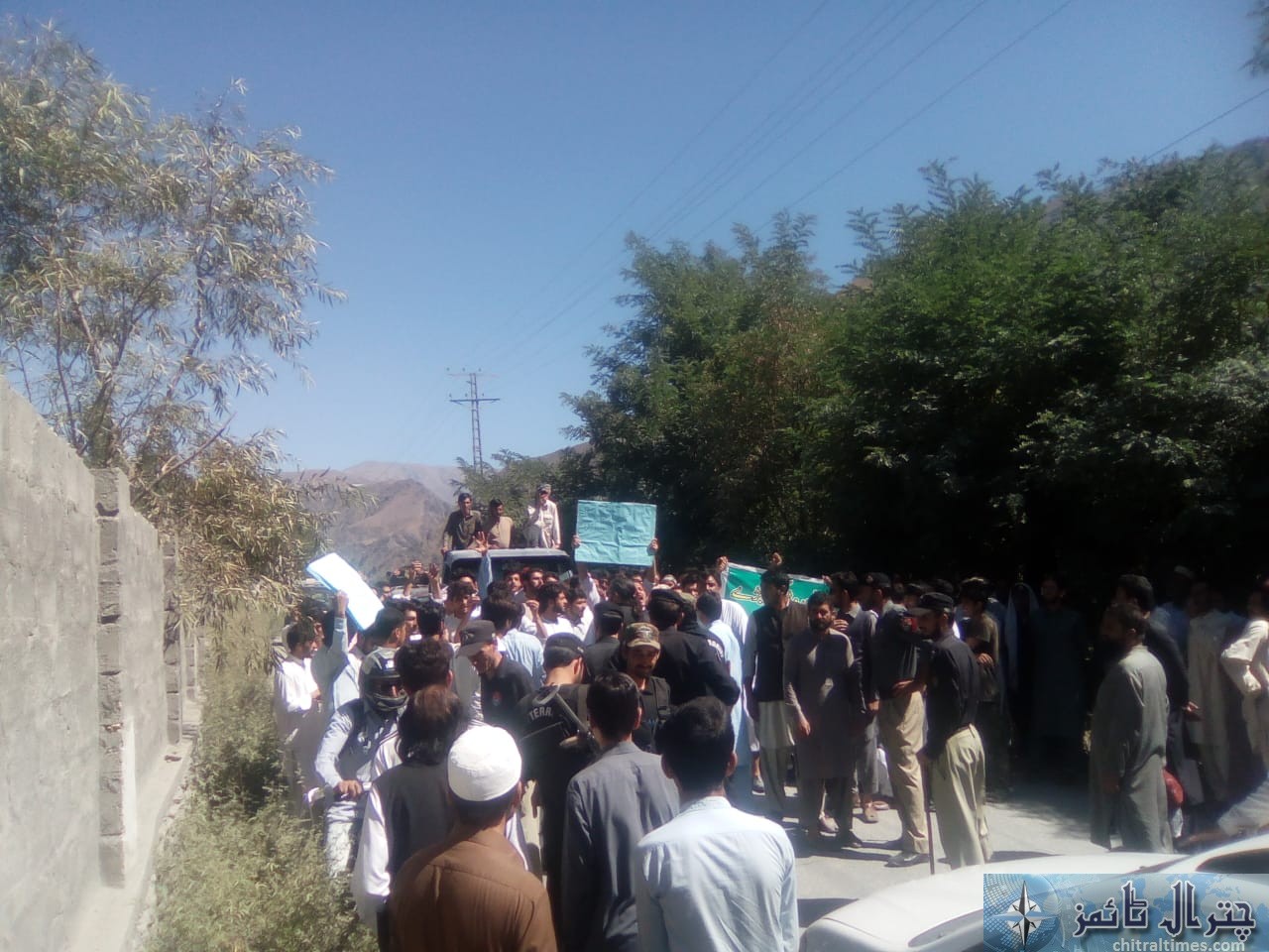singoor road protest chitral 2