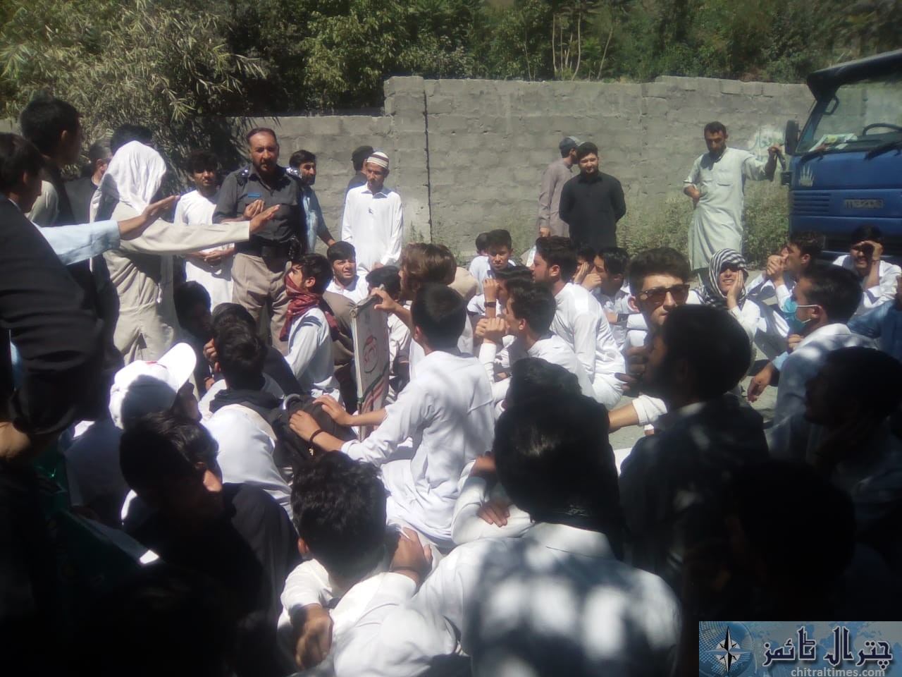 singoor road protest chitral 3