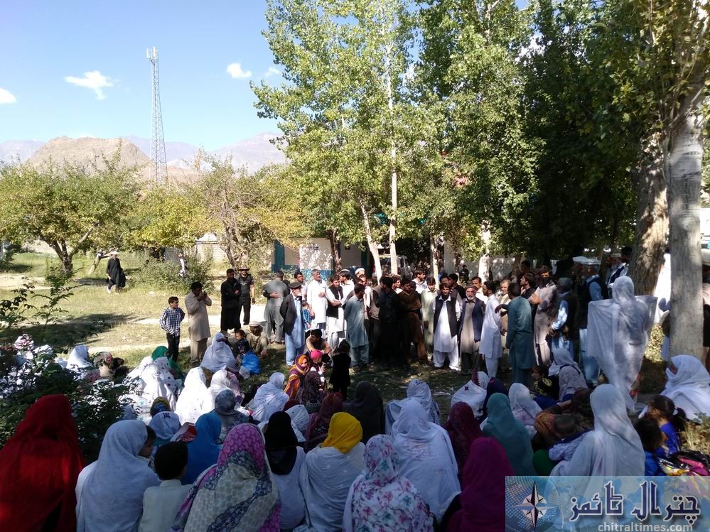women protest against lake of facility at THQ Hospital booni chitral 3