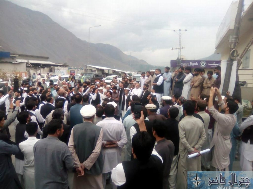 chitral lawyers protest against dsp 62