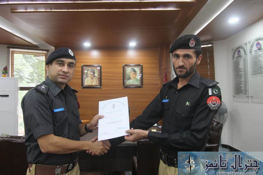 chitral police jawans and officers awarded by dpo waseem 11