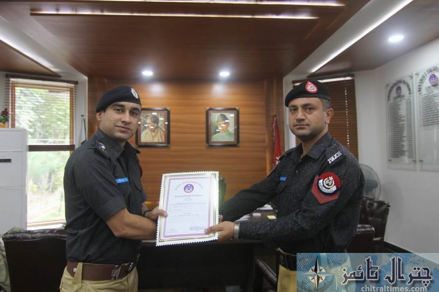 chitral police jawans and officers awarded by dpo waseem 2