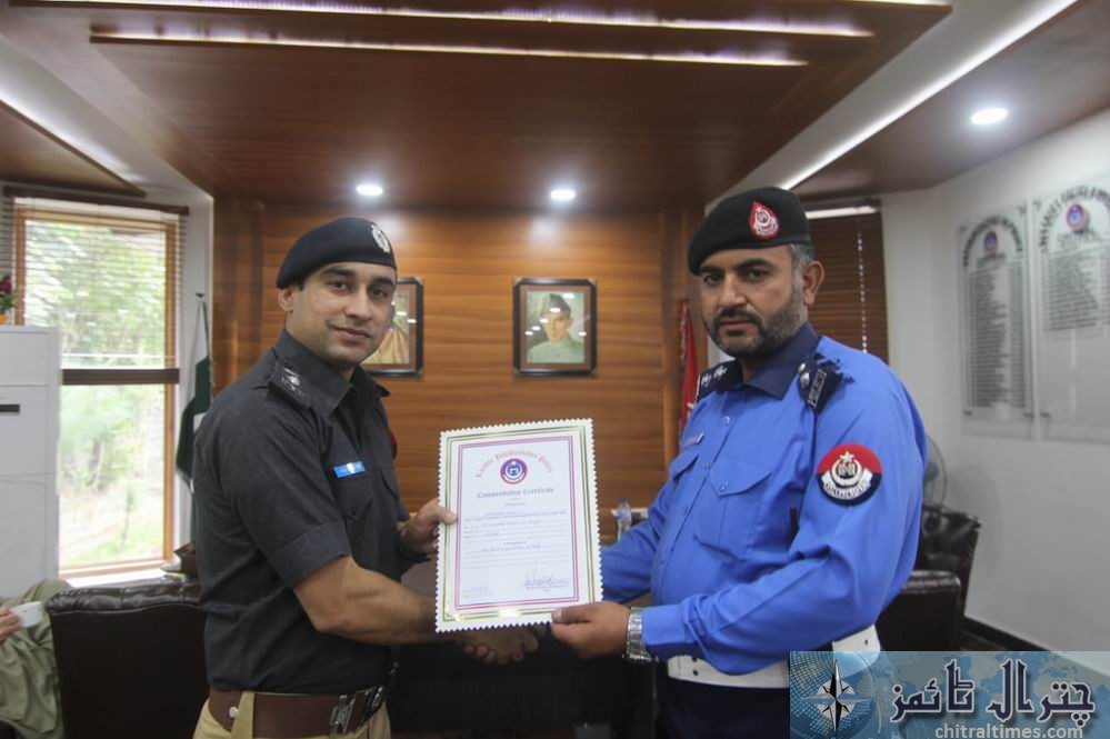 fazl e karim chitral trafic police awarded by dpo waseem