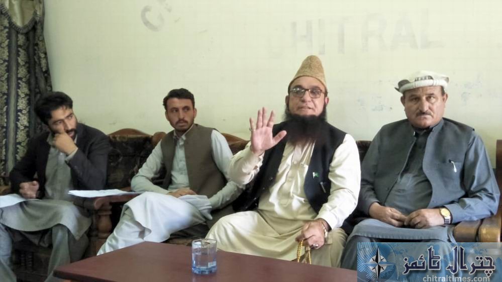 Chitral Times - The voice of Chitral | لینگ لینڈ سکول کے پرنسپل اوربورڈ ممبرکوگرفتارکرکے انکوائری شروع کی جائے..مولانا چترالی molana chitrali press confrence against miss carry 1
