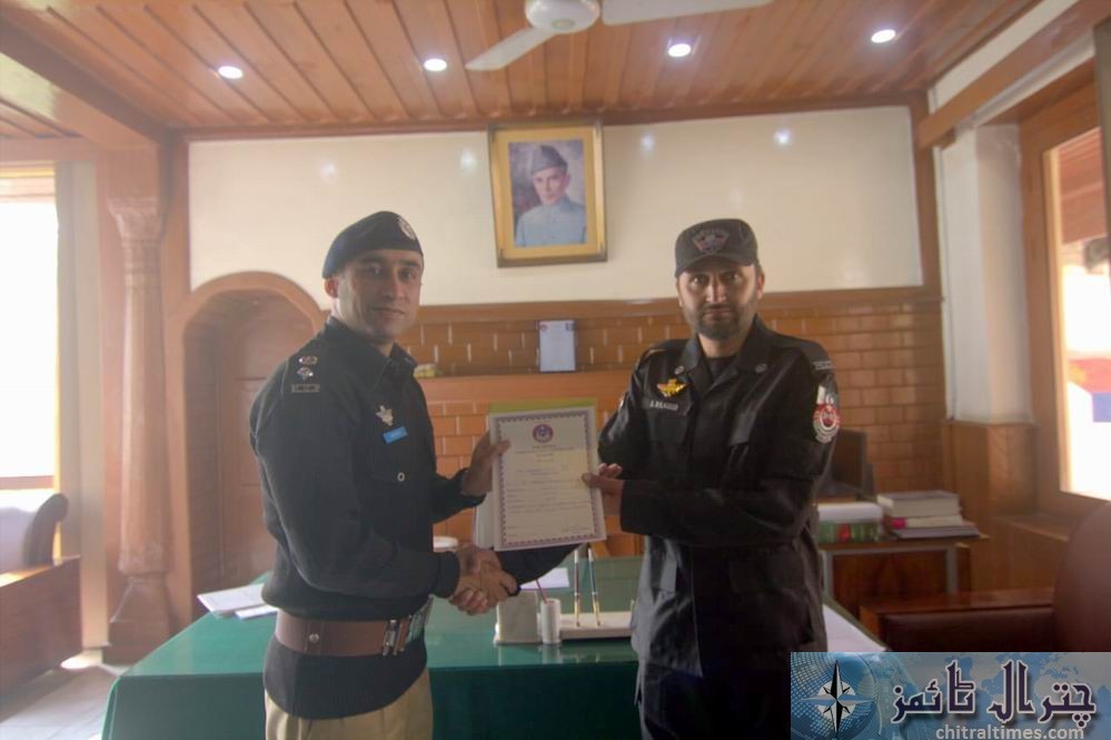 dpo chitral wasim raiz givingaway certificates to police jawans 4